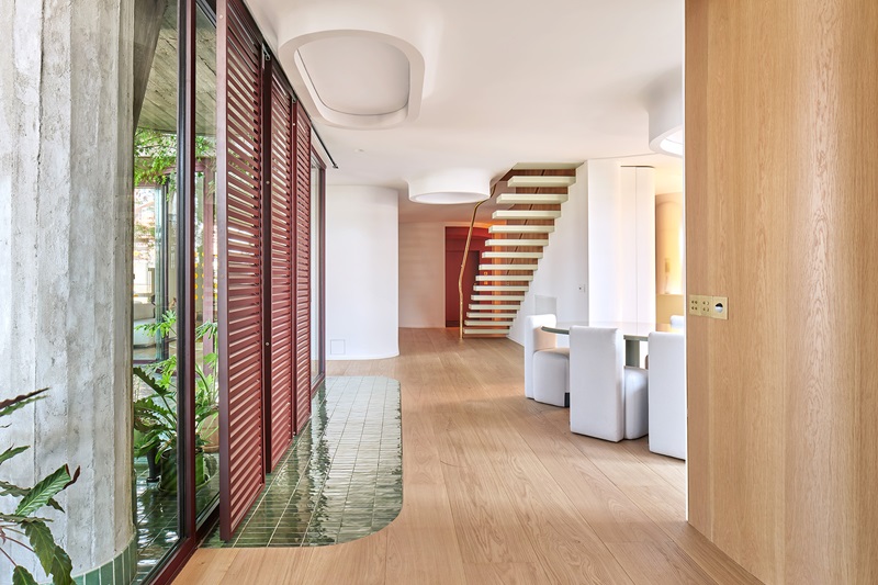 TorresBlancas-Studio.Noju: vista salón con escalera y terraza