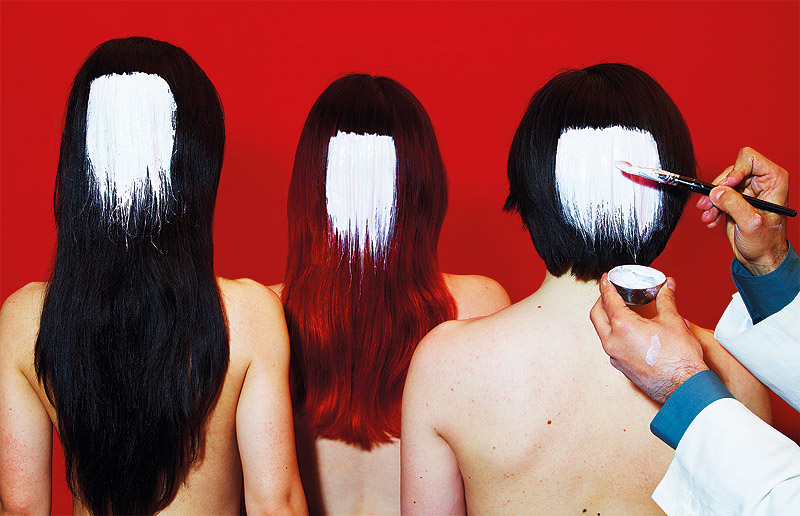 Toiletpaper - imagen de un hombre pintando de blanco el pelo de 3 mujeres