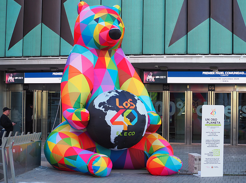 Un oso x el planeta - escultura de Okuda, un oso de 5 metros de alto y muchos colores delante del WiZink Center