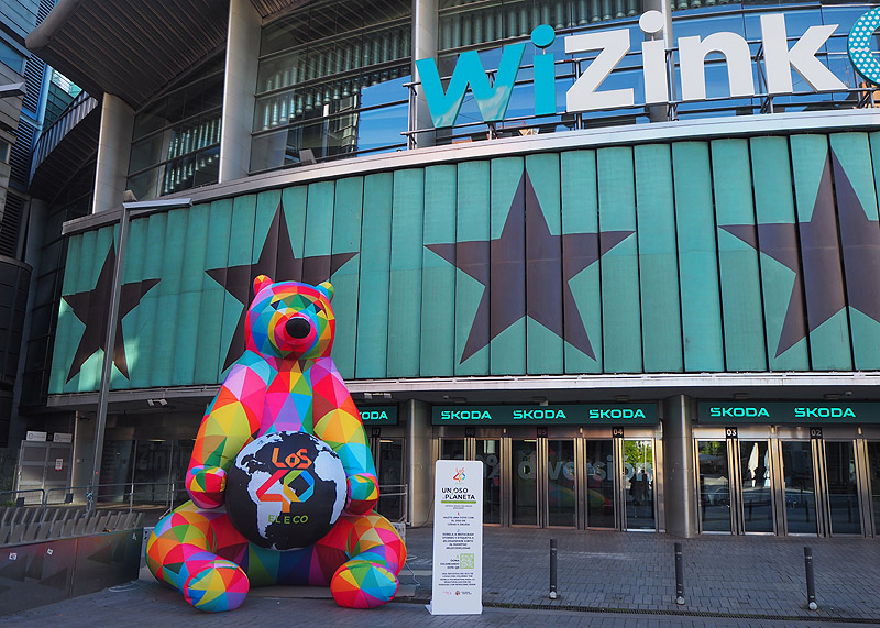 Un oso x el planeta - escultura de Okuda, un oso de 5 metros de alto y muchos colores delante del WiZink Center
