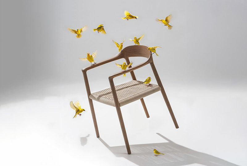 Circular Design Challenge Andreu World y concurso 2024: unos pájaros levantan una silla del suelo