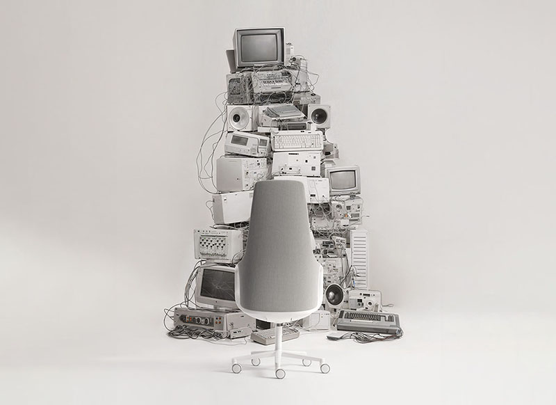 Circular Design Challenge Andreu World y concurso 2024: un silla frente a un montón de basura tecnológica