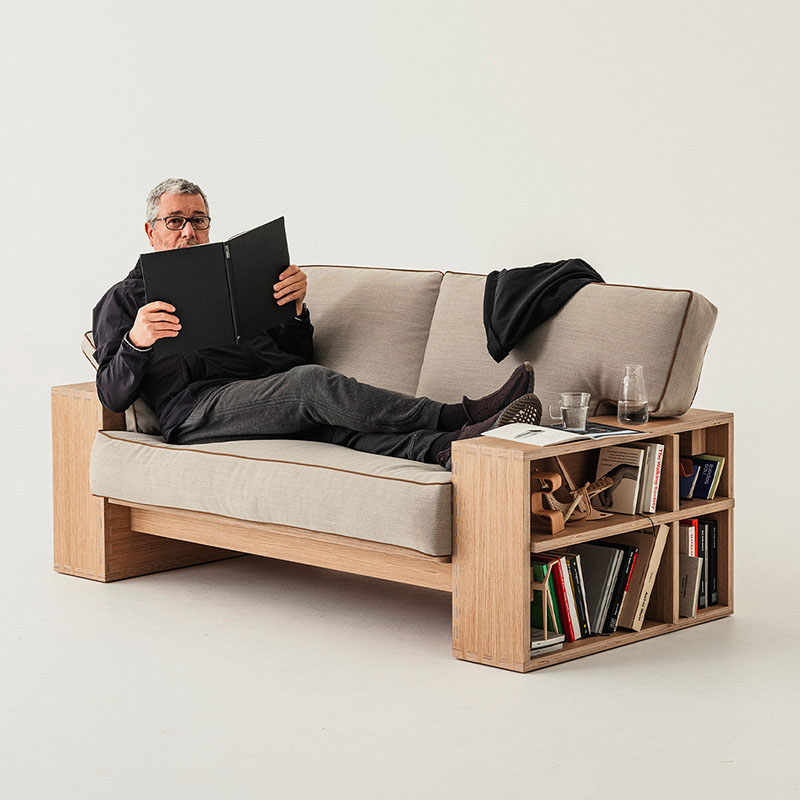 Circular Design Challenge Andreu World y concurso 2024: El diseñador tendido en el sofá leyendo un libro