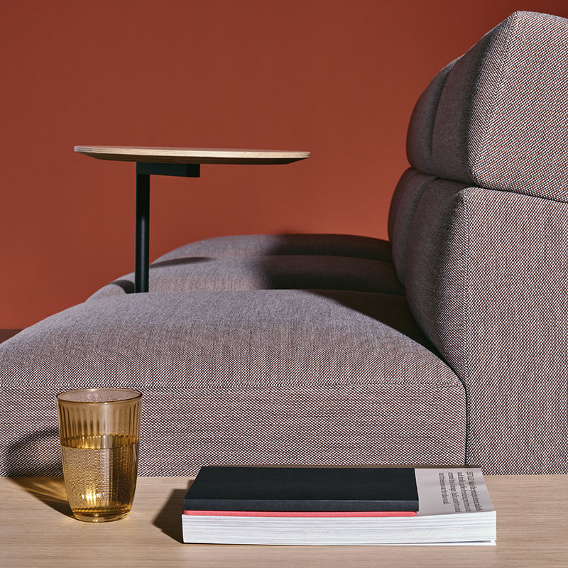 Andreu World novedades Milan Design Week 2024: detalle de una mesita auxiliar unida a un sofá