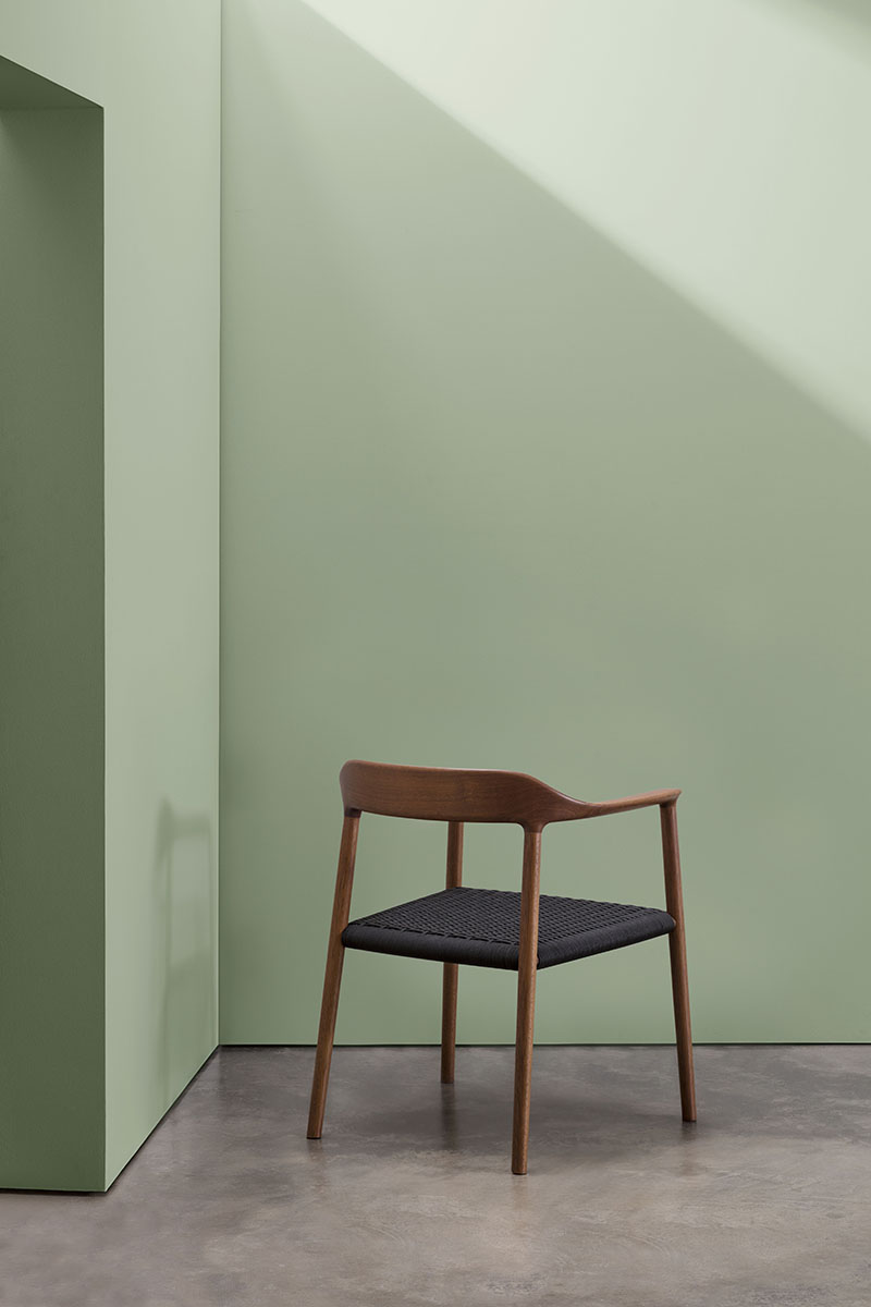 Andreu World novedades Milan Design Week 2024: una silla delante de una pared verde