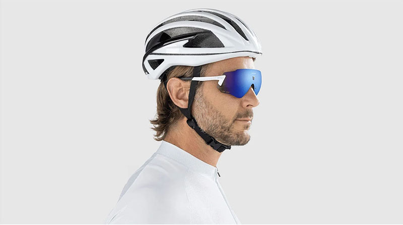 Gafas inteligentes bicicleta: hombre con casco y las gafas de realidad aumentada