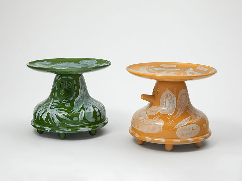 Exposición Wonderland Galerie Kreo Jaime Hayon: varios jarrones de cerámica con una bandeja en su parte superior