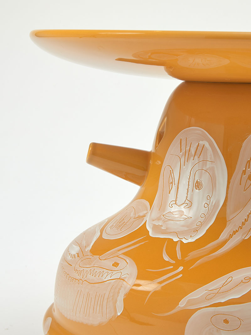 Exposición Wonderland Galerie Kreo Jaime Hayon: detalle de un jarrón de color amarillo