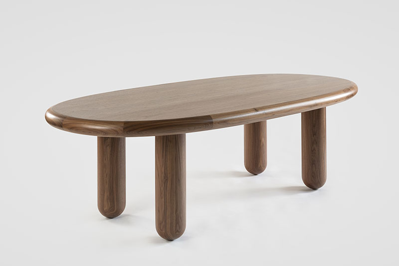 Exposición Wonderland Galerie Kreo Jaime Hayon: una mesa de nogal con formas redondeadas