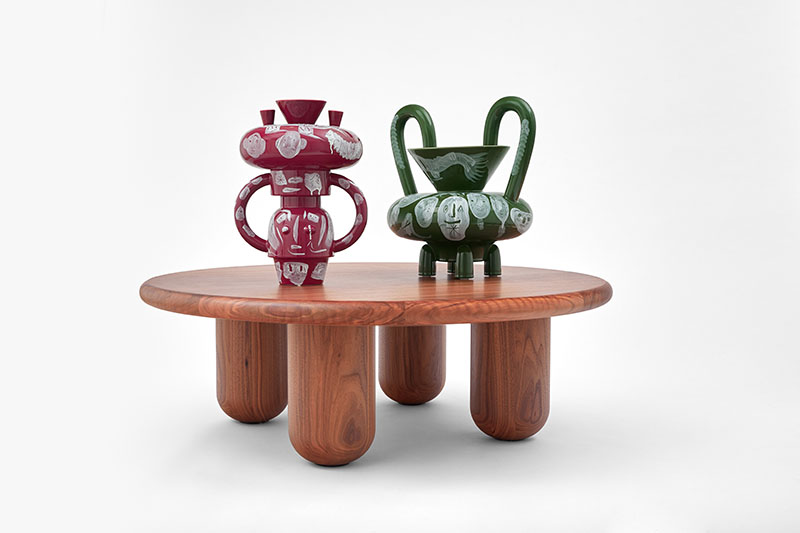 Exposición Wonderland Galerie Kreo Jaime Hayon: varios jarrones de cerámica sobre una mesa de nogal