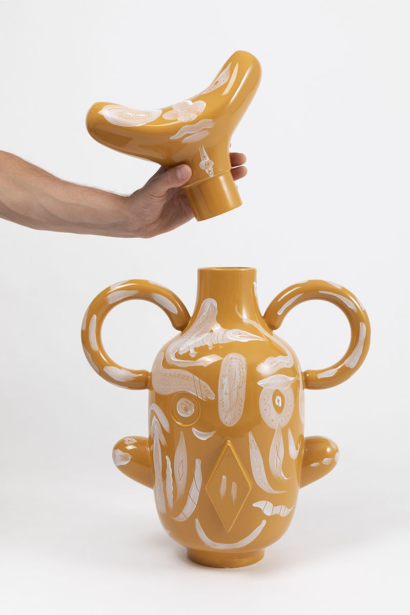 Exposición Wonderland Galerie Kreo Jaime Hayon: un original jarrón amarillo con tapón