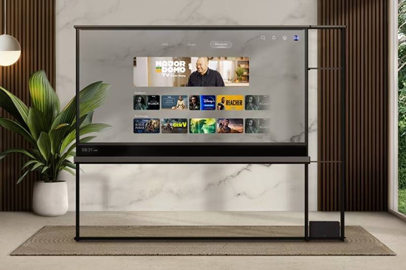 LG Signature Oled T: la televisión donde se aprecia el panel transparente y lo que hay detrás de la televisión.