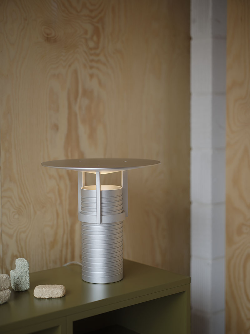 Muuto Set Lamp: la lámpara con forma de tornillo fabricada en aluminio con un fondo de madera de fondo