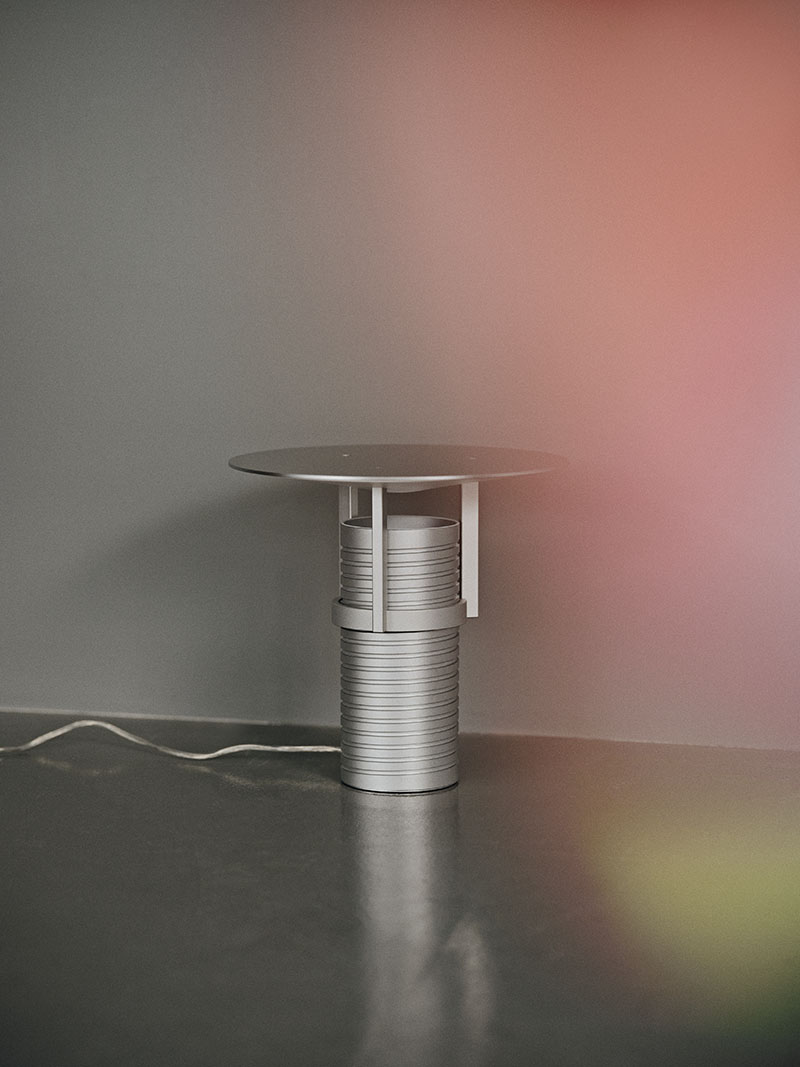 Muuto Set Lamp: la lámpara con forma de tornillo fabricada en aluminio sobre fondo gris