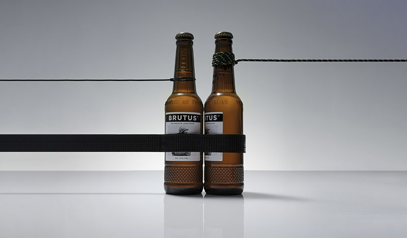 Nuevo diseño cerveza Brutus: dos botellas atadas
