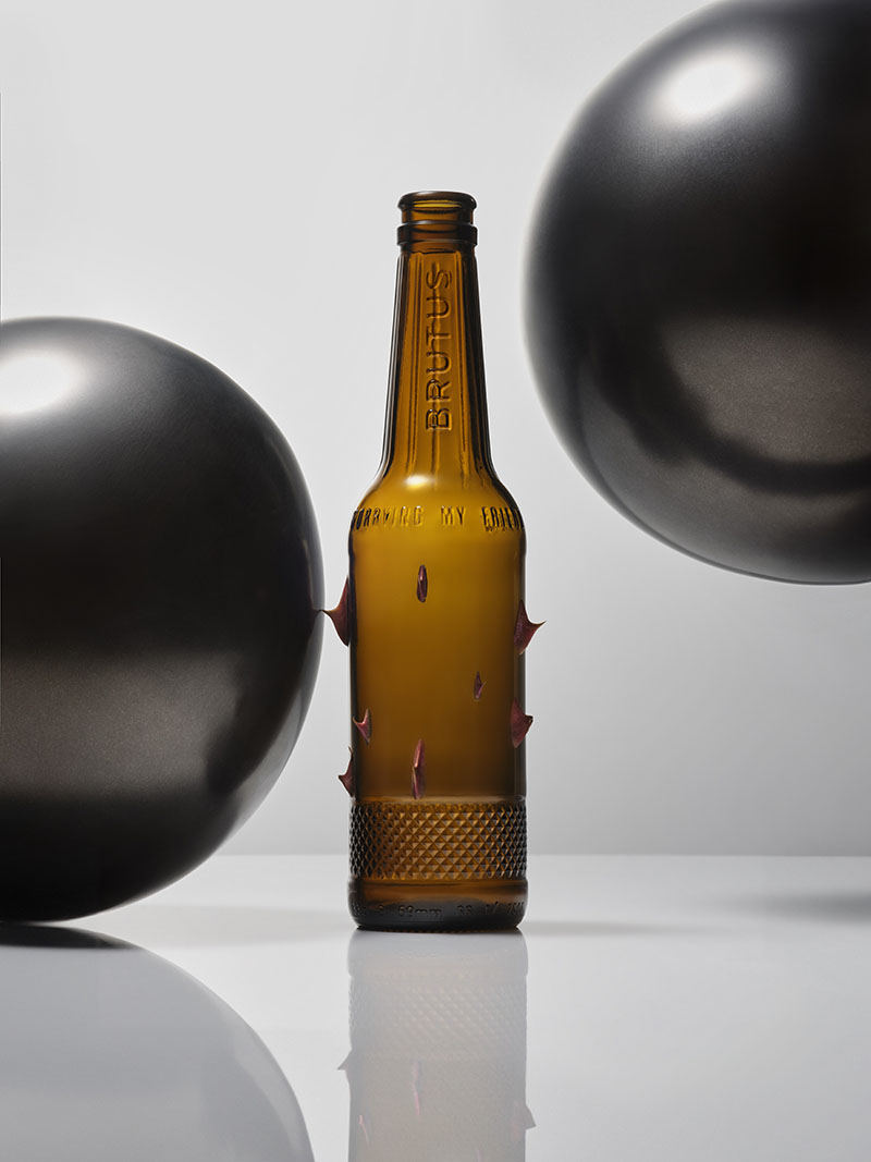 Nuevo diseño cerveza Brutus: la botella con espina y uno globos negros