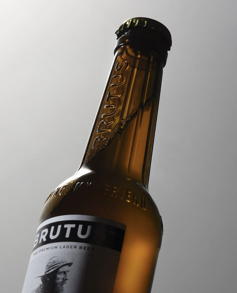 Nuevo diseño cerveza Brutus: la botella flotando en el aire