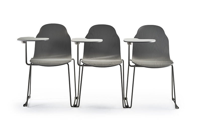Nuevos diseño de Sancal Salone del Mobile 2024: un juego de sillas con mesita plegable incorporada