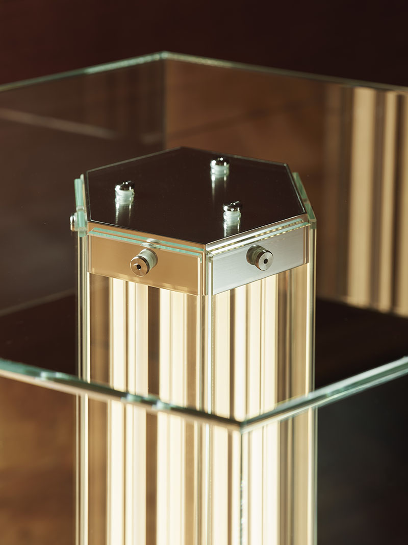 Flos y SuperWire un diseño de Formafantasma: detalles de la lámpara de mesa