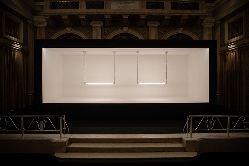 WonderGlass exposición Contrasto en el Salón del Mobile 2024: La sala del palacio con las luminarias de FormaFantasma