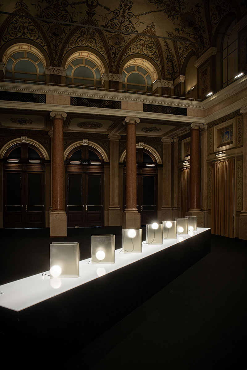WonderGlass exposición Contrasto en el Salón del Mobile 2024: La sala del palacio con las luminarias de Nendo