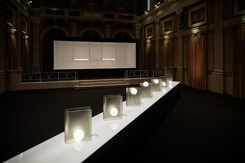 WonderGlass exposición Contrasto en el Salón del Mobile 2024: La sala del palacio con las luminarias