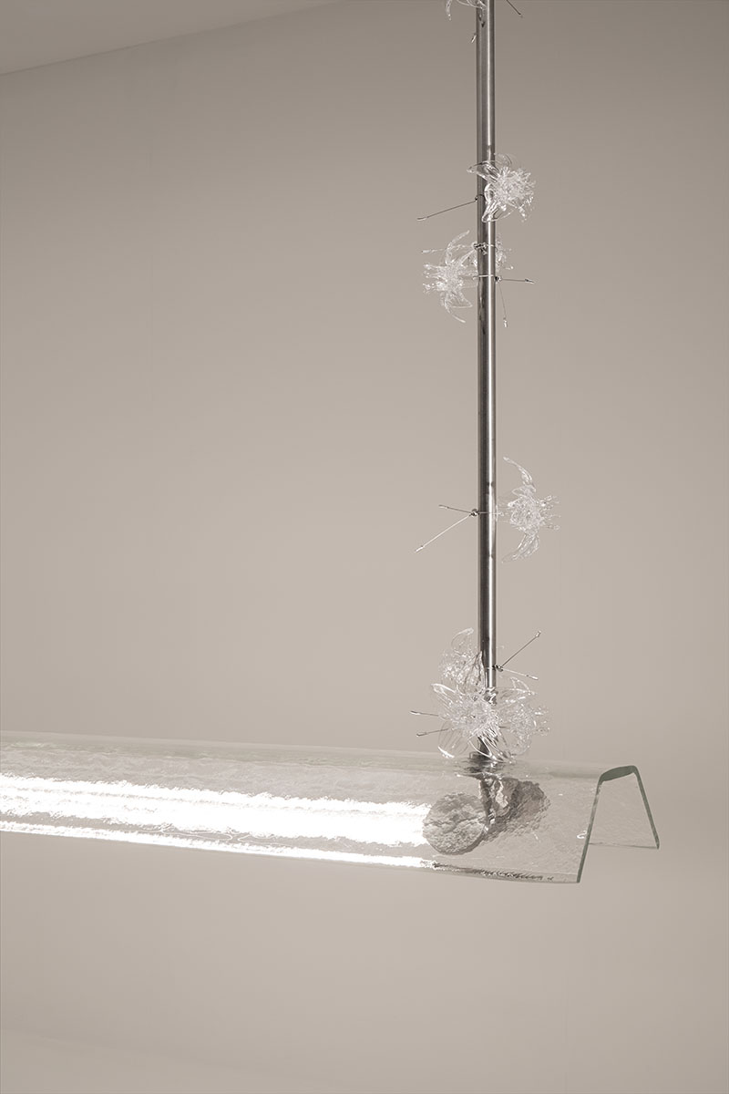 WonderGlass exposición Contrasto en el Salón del Mobile 2024: La lámpara colgante de FormaFantasma