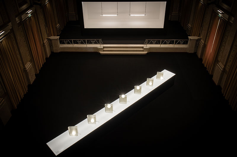 WonderGlass exposición Contrasto en el Salón del Mobile 2024: La sala del palacio con las luminarias vista cenital