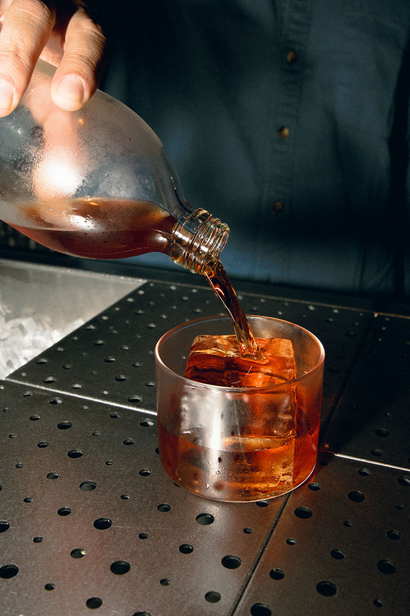 Coctelería Yeite: el barman preparando un cóctel con un hielo enorme