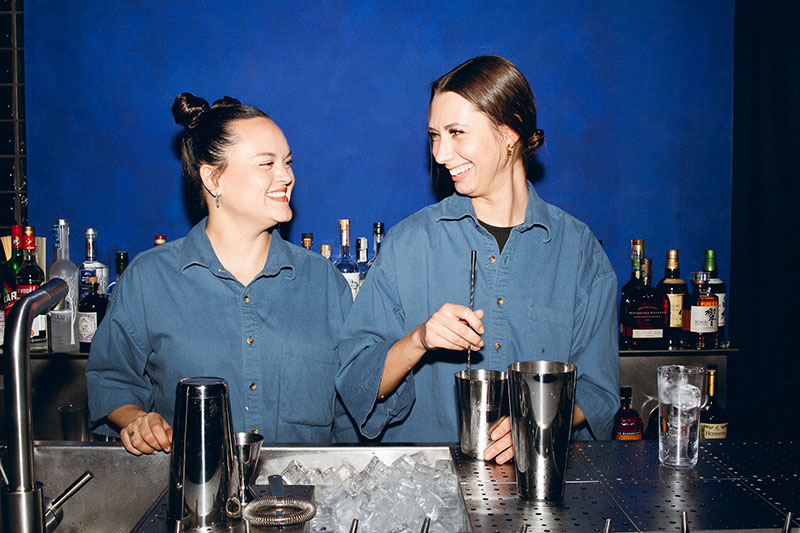 Coctelería Yeite: dos camareras preparando cócteles