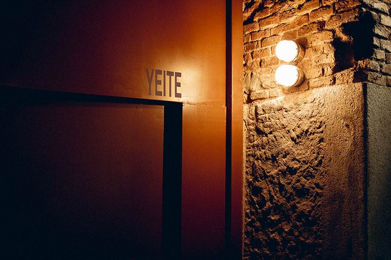 Coctelería Yeite: entrada al local insonorizado