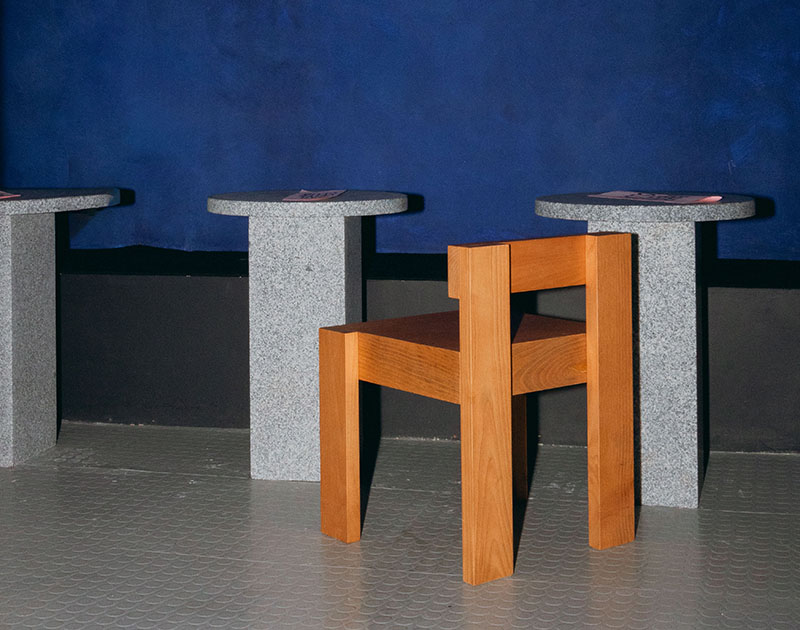 Coctelería Yeite: las mesas de granito y una mesa de madera