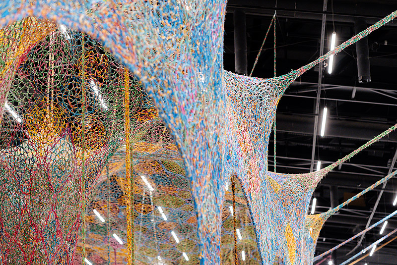 Ernesto Neto. Imagen de la instalación con telas colgantes hechas de hilos de colores.