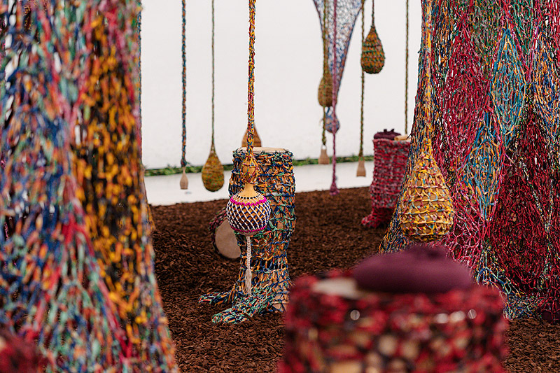 Ernesto Neto. Imagen de la instalación con objetos colgantes hechas de hilos de colores.