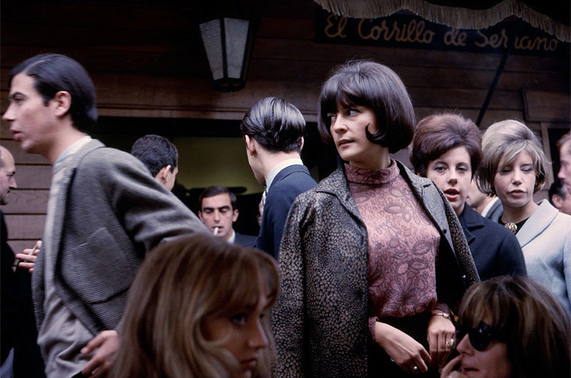 Gonzalo Juanes - foto de gente en la calle Calle Serrano de Madrid en 1965