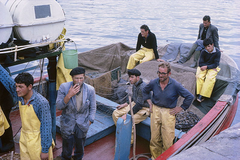 Gonzalo Juanes - marineros en el muelle. Gijón, octubre, 1965 