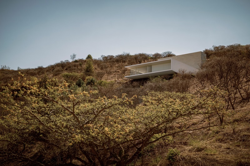 HW-Studio-Casa-Shi: casa contemporánea en la cima de la colina rodeada de naturaleza