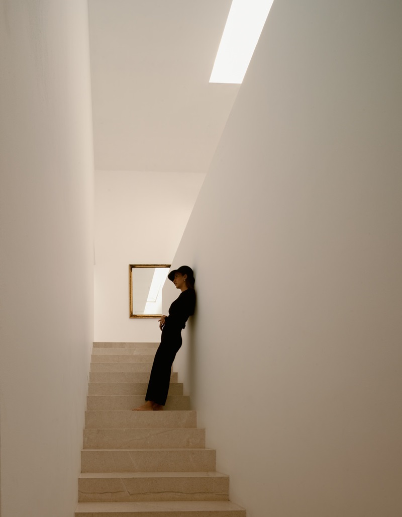 HW-Studio-Casa-Shi: vista entrada de escaleras al nivel inferior