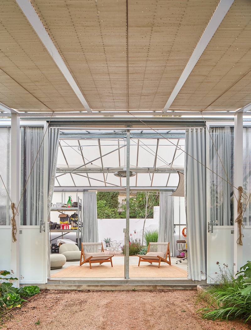 Kresta-Garden-House: gran pérgola con persianas de lamas de madera de estilo rústico
