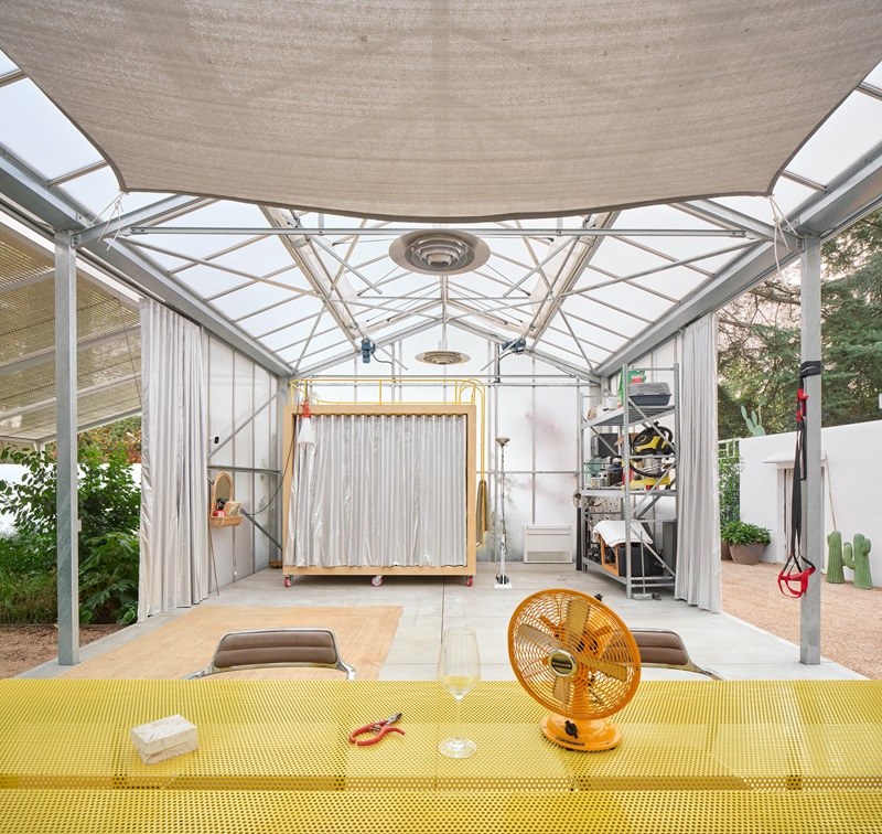 Kresta-Garden-House: mesa amarilla metálica perforada