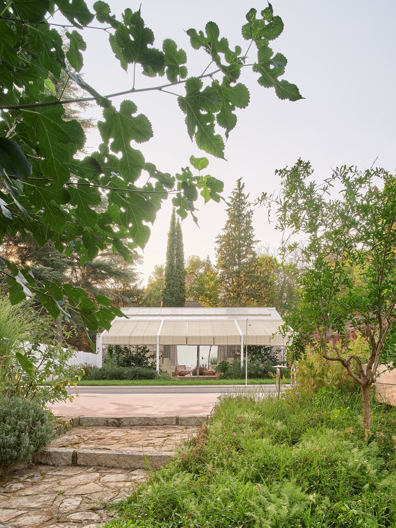 Kresta-Garden-House: vista general con jardín y piscina