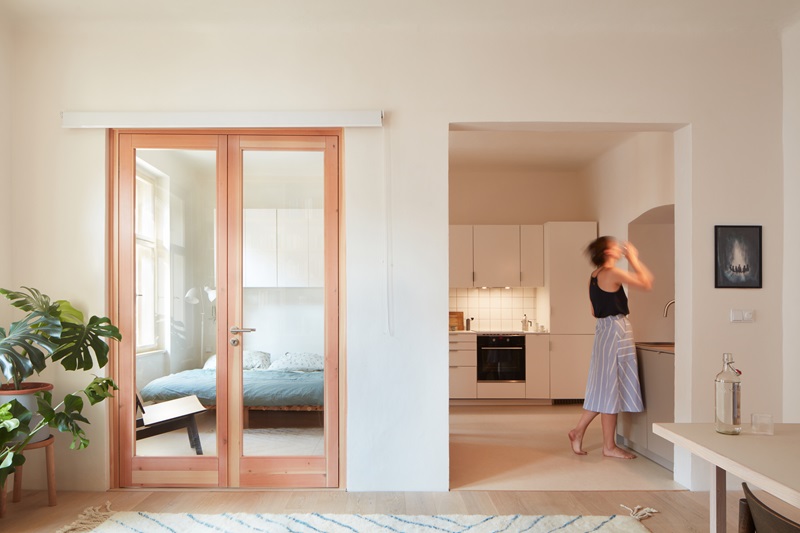 Plus-One-Architects- Vršovice-Apartment: salón, dormitorio y cocina interconectados
