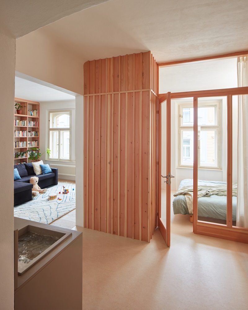Plus-One-Architects- Vršovice-Apartment: dormitorio principal tras cristal enmarcado en madera