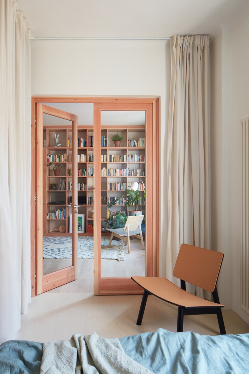 Plus-One-Architects- Vršovice-Apartment: puerta de dormitorio protegida con cortinas 
