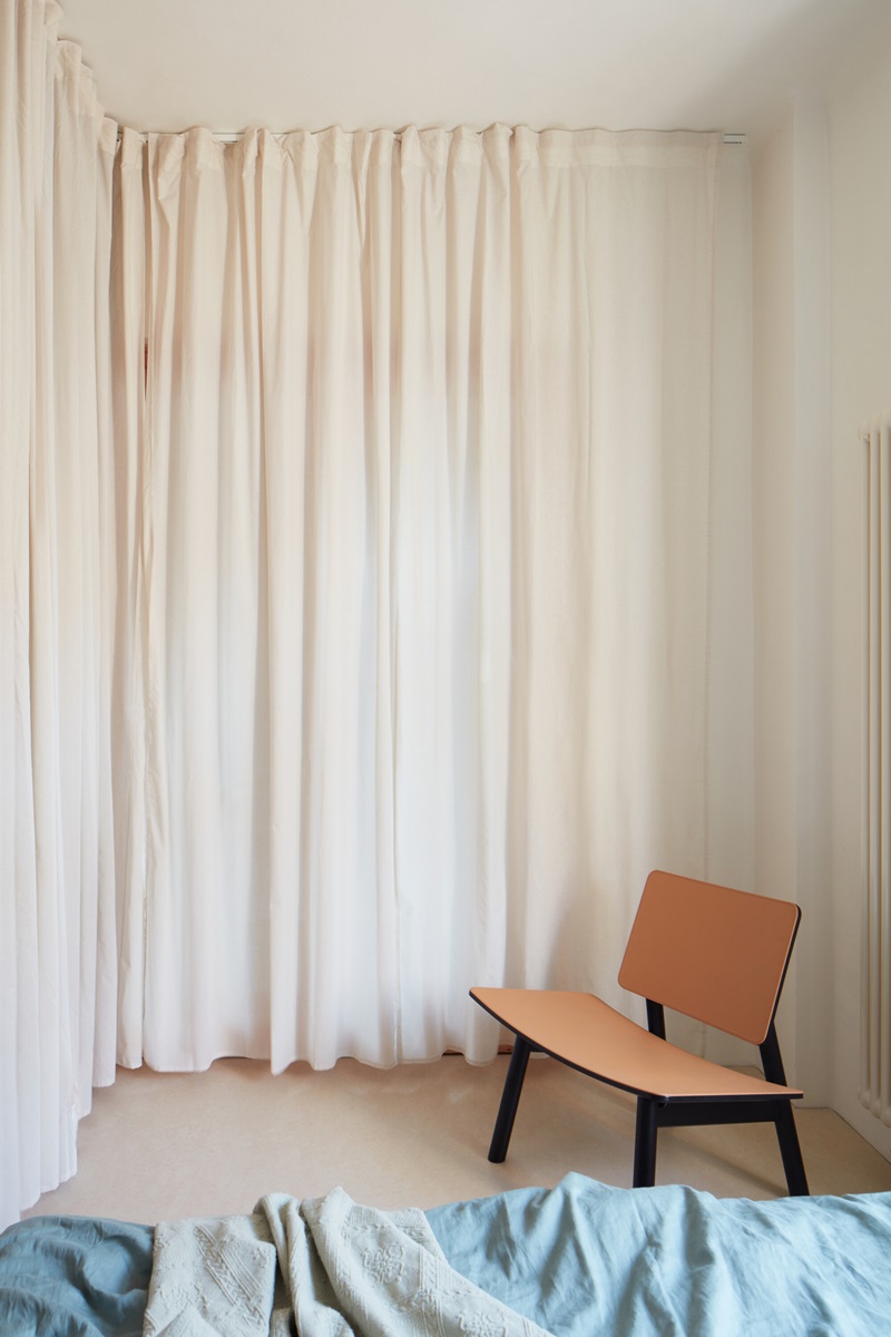 Plus-One-Architects- Vršovice-Apartment: cortinas blancas opacas para el dormitorio
