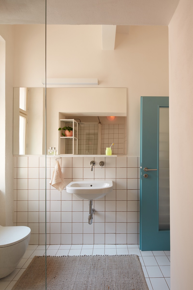 Plus-One-Architects- Vršovice-Apartment: azulejos del baño blanco