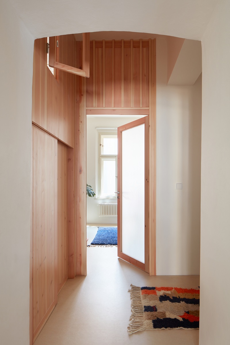Plus-One-Architects- Vršovice-Apartment: entrada al dormitorio infantil con madera de abeto