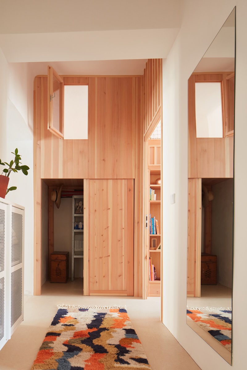 Plus-One-Architects- Vršovice-Apartment: panel de madera de abeto con armario