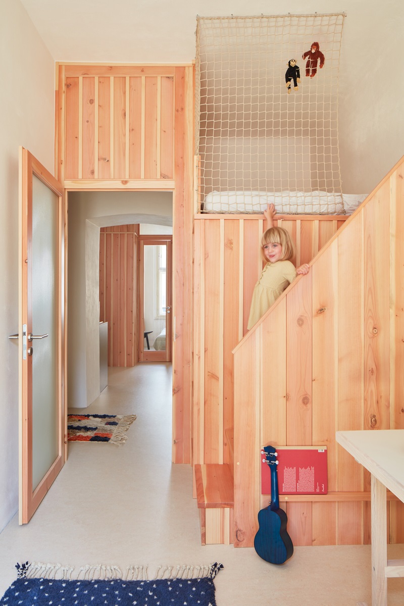 Plus-One-Architects- Vršovice-Apartment: castillete de madera en el cuarto infantil