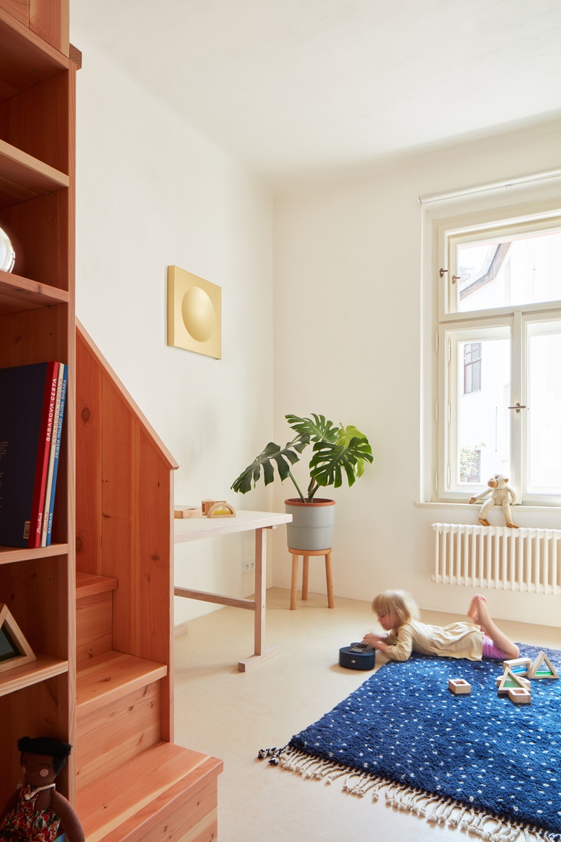 Plus-One-Architects- Vršovice-Apartment: cuarto infantil con alfombra azul